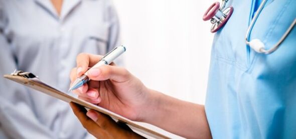 лекар предписва лечение за болки в долната част на гърба